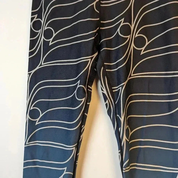 Fabletics Define Power Hold Mid Rise Capris - Small - Picture 2 of 6